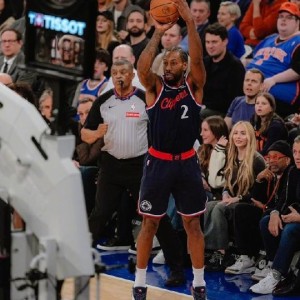 不出所料，伦纳德又受伤了，右脚踝扭伤，明日出战存疑！